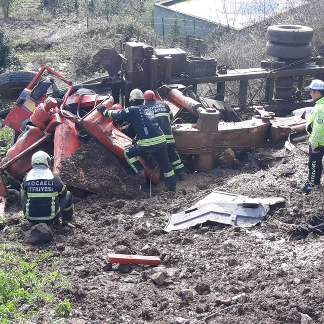 Uçuruma yuvarlanan vincin sürücüsü öldü