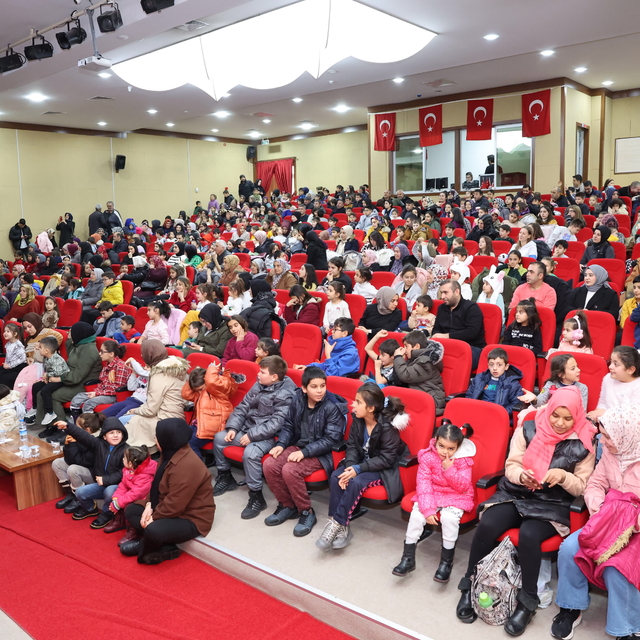 Hacılar Belediyesinden öğrencilere karne hediyesi