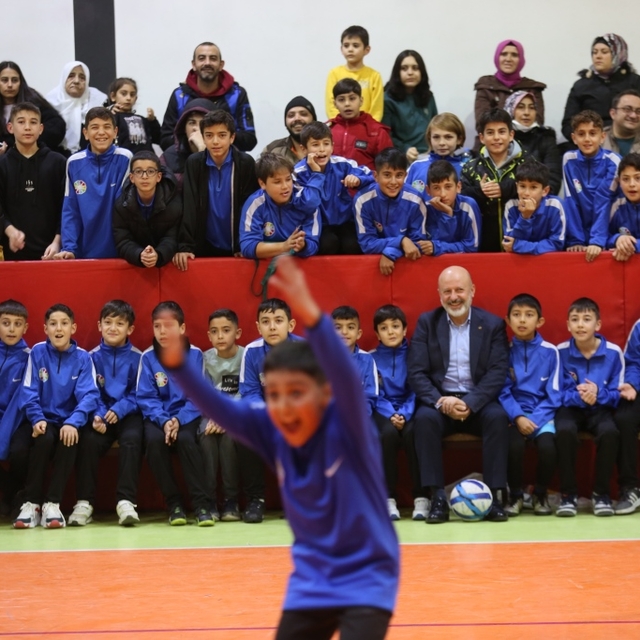 Kocasinan'da babalar ve oğulları halı sahada mücadele etti