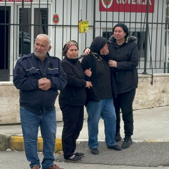 Antalya'da arazide gömülü bulunan genç kızın cenazesi ailesine teslim edild...