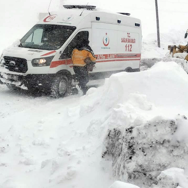 Siirt'te kar nedeniyle köyde mahsur kalan hastanın yardımına ekipler yetişt...