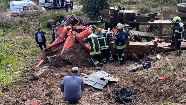 Kocaeli'de uçurama devrilen kamyonun sürücüsü öldü