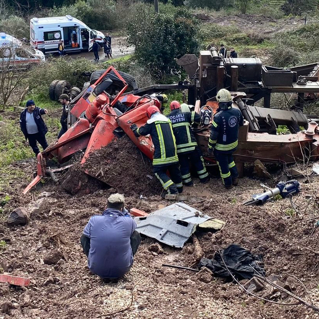 Kocaeli'de uçurama devrilen kamyonun sürücüsü öldü