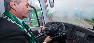 Büyükşehir Belediye Başkan adayı Alemdar, Sakaryaspor'a takım otobüsü hediye etti