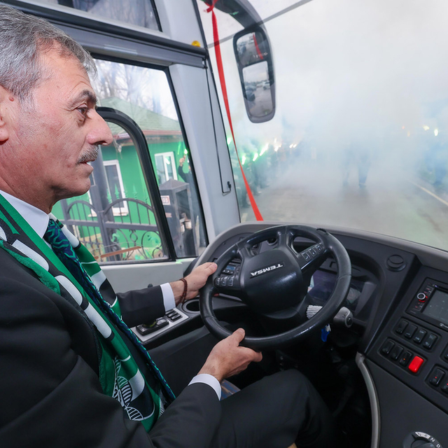 Büyükşehir Belediye Başkan adayı Alemdar, Sakaryaspor'a takım otobüsü hediy...
