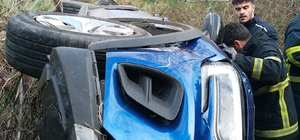 Adana'da şarampole yuvarlanan otomobildeki 2 kişi yaralandı