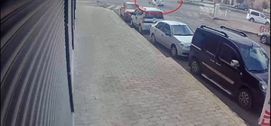 Otomobil ile motosikletin çarpıştığı kaza, kamerada