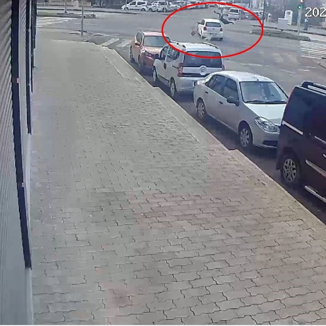 Otomobil ile motosikletin çarpıştığı kaza, kamerada