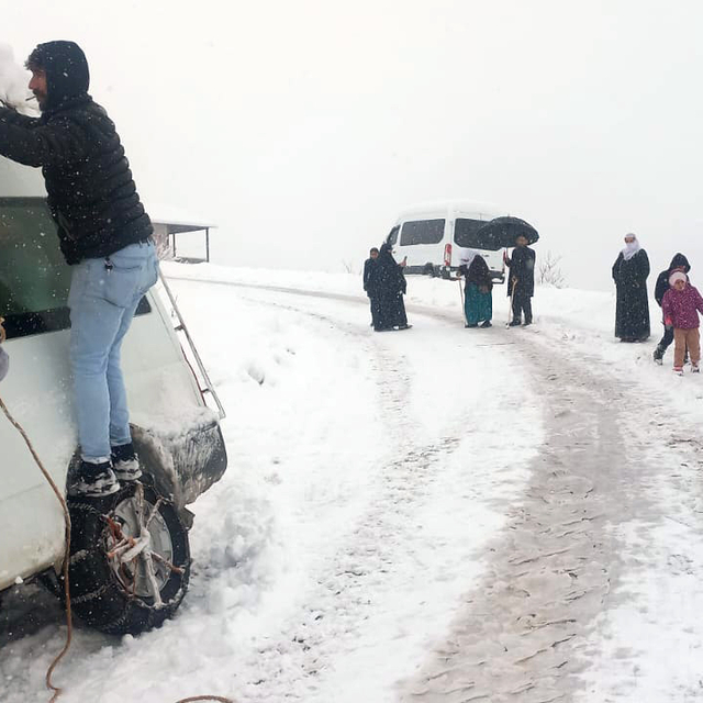 Siirt'te kar nedeniyle yolda mahsur kalan vatandaşlar kurtarıldı