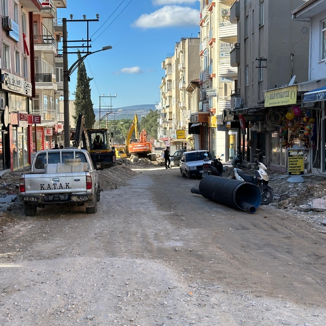 AK Parti İl Başkanı Akça'dan, yol ve altyapı çalışmalarının uzun sürmesine...