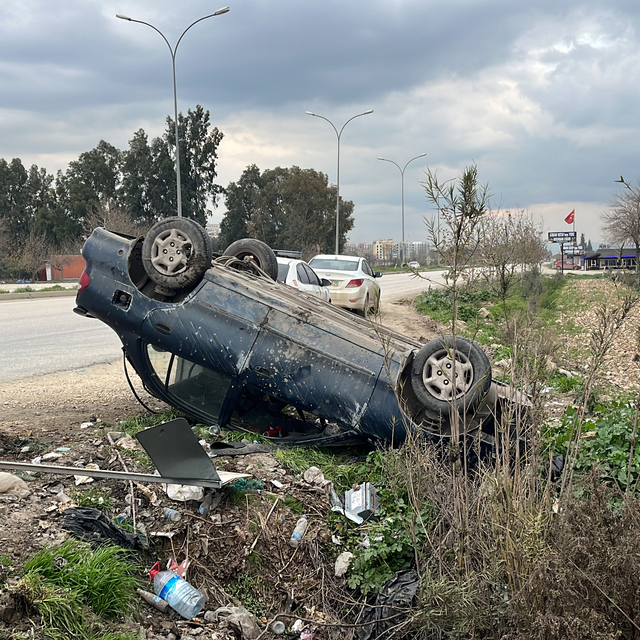 Hatay'da devrilen otomobildeki 6 kişi yaralandı
