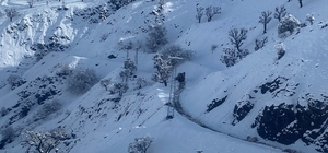 Batman'da yolu kar nedeniyle kapanan mezrada rahatsızlanan kişi ekiplerce hastaneye ulaştırıldı