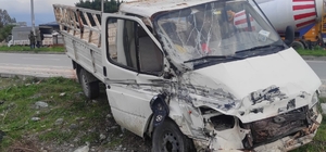 Hatay'da kamyonetin tır ve işçi servisiyle çarpışması sonucu 1 kişi öldü, 5 kişi yaralandı