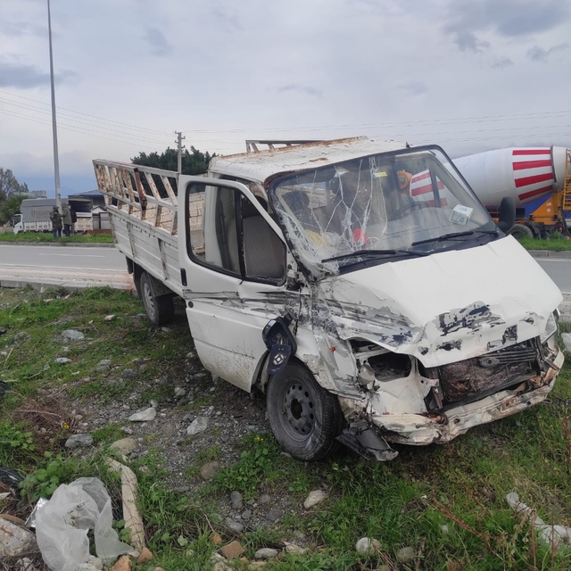 Hatay'da kamyonetin tır ve işçi servisiyle çarpışması sonucu 1 kişi öldü, 5...