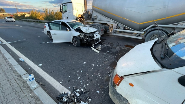 Sultanhisar'da otomobille minibüsün çarpıştığı kazada 4 kişi yaralandı