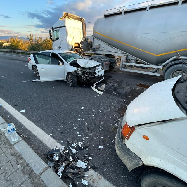 Sultanhisar'da otomobille minibüsün çarpıştığı kazada 4 kişi yaralandı