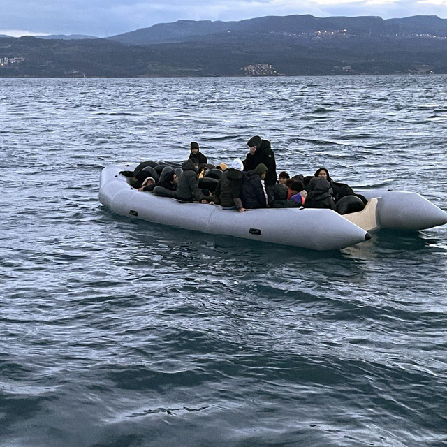Çanakkale açıklarında 37 düzensiz göçmen kurtarıldı