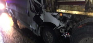 Düzce'de tıra çarpan kamyonetin sürücüsü yaralandı