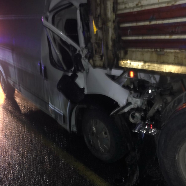 Düzce'de tıra çarpan kamyonetin sürücüsü yaralandı