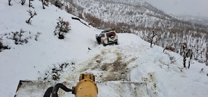 Siirt'te yolu kardan kapanan köylerdeki 2 hasta ekipler tarafından hastaneye ulaştırdı