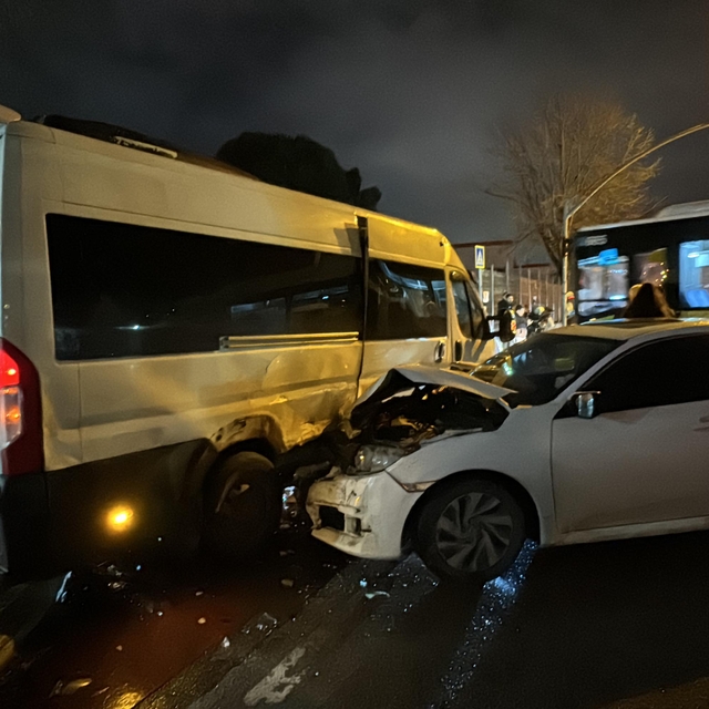 Kocaeli'de servis minibüsüyle otomobilin çarpıştığı kazada 4 kişi yaralandı