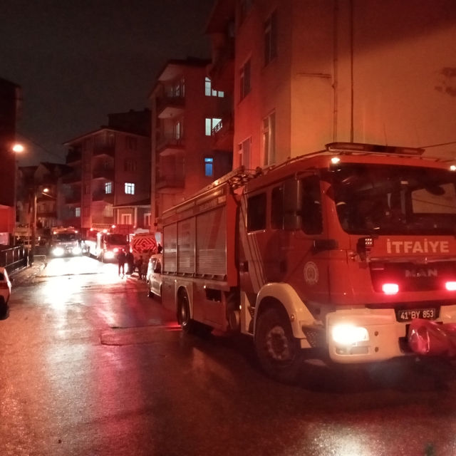 Gölcük'te apartmanda çıkan baca yangını söndürüldü