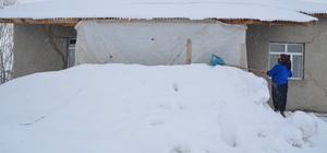 Hakkari'nin köylerinde tek katlı evler ve ahırlar karla kaplandı