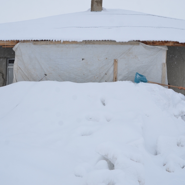 Hakkari'nin köylerinde tek katlı evler ve ahırlar karla kaplandı