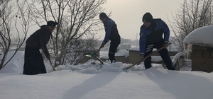 Toprak evinin damını kardan temizlemeye çalışan kadına polis memurları yard...