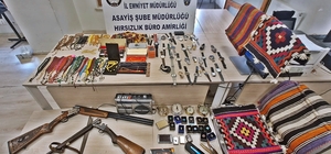 Konya'da iş yerinden koleksiyonluk eşya çalan 2 zanlı tutuklandı