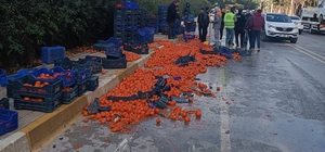 Serik'te midibüsle çarpışan kamyonetteki domatesler yola saçıldı