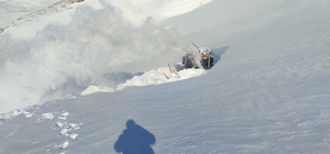 Başkale'de ekiplerin 5 metrelik karla zorlu mücadelesi