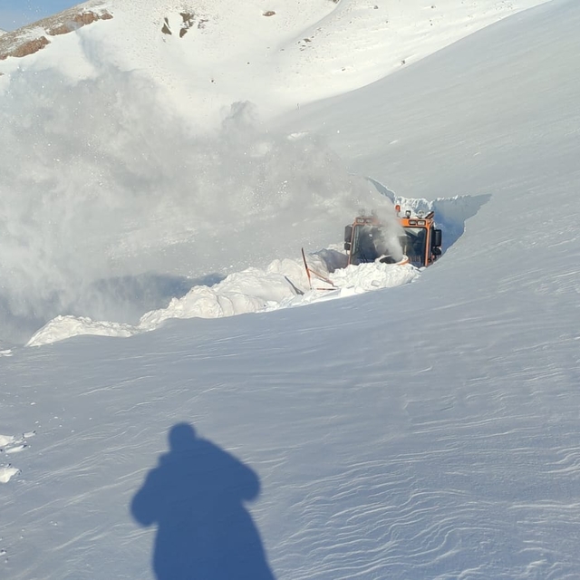 Başkale'de ekiplerin 5 metrelik karla zorlu mücadelesi