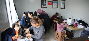 Hatay'da gönüllü kadınlar, Filistinliler için battaniye ve kışlık giysi üretiyor