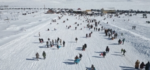 Şalvarlı ve fistanlı kayakçılar pistlere renk kattı