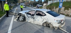 Söke'de direğe çarpan otomobilin sürücüsü yaralandı