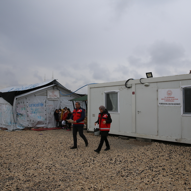 6 ŞUBAT DEPREMLERİNİN BİRİNCİ YILI - Diyarbakır'da evlerinde ziyaret edilen...