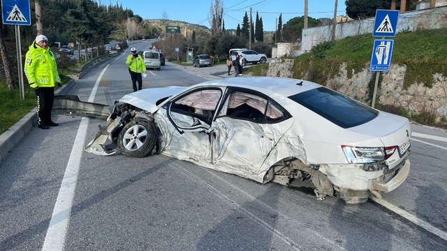 Söke'de direğe çarpan otomobilin sürücüsü yaralandı