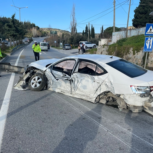 Söke'de direğe çarpan otomobilin sürücüsü yaralandı