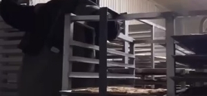 Tezgahtar, çizmeleriyle kurabiye tepsilerinin takılı olduğu rafların üzerin...