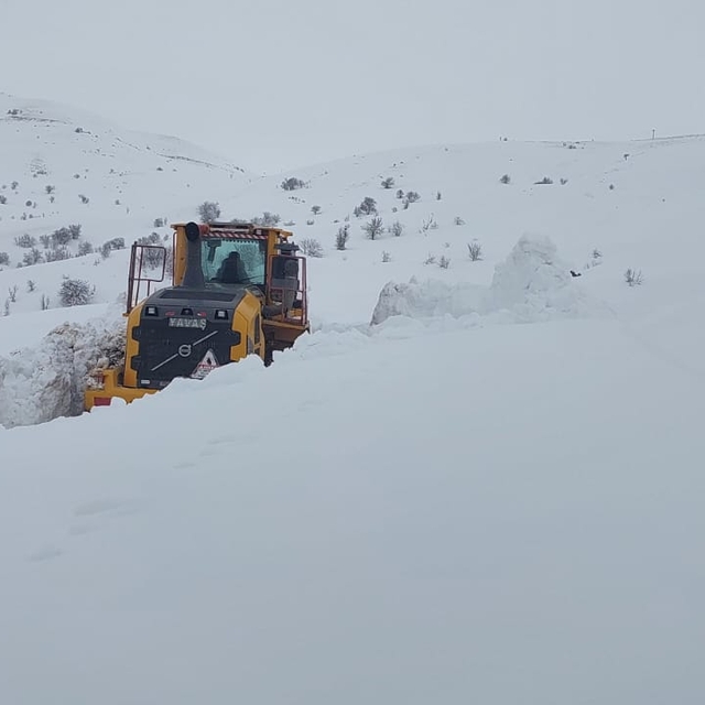 Van, Hakkari ve Muş'ta metrelerce kar altındaki yollarda çalışmalar sürüyor