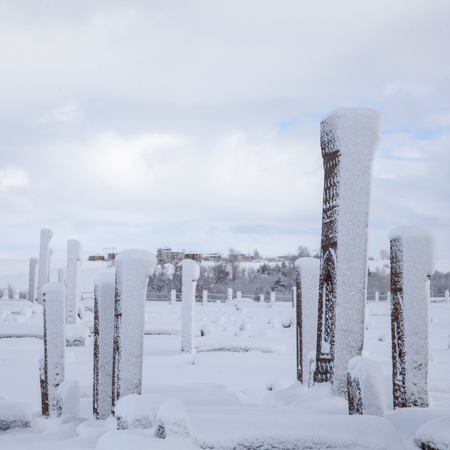Beyaza bürünen Selçuklu Meydan Mezarlığında ziyaretçi yoğunluğu yaşanıyor