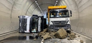 Rize'de devrilen hafriyat kamyonunun sürücüsü yaralandı