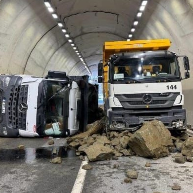Rize'de devrilen hafriyat kamyonunun sürücüsü yaralandı