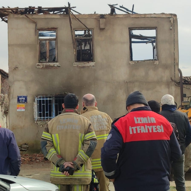 İzmir'de evde çıkan yangında 18 yaşındaki genç öldü
