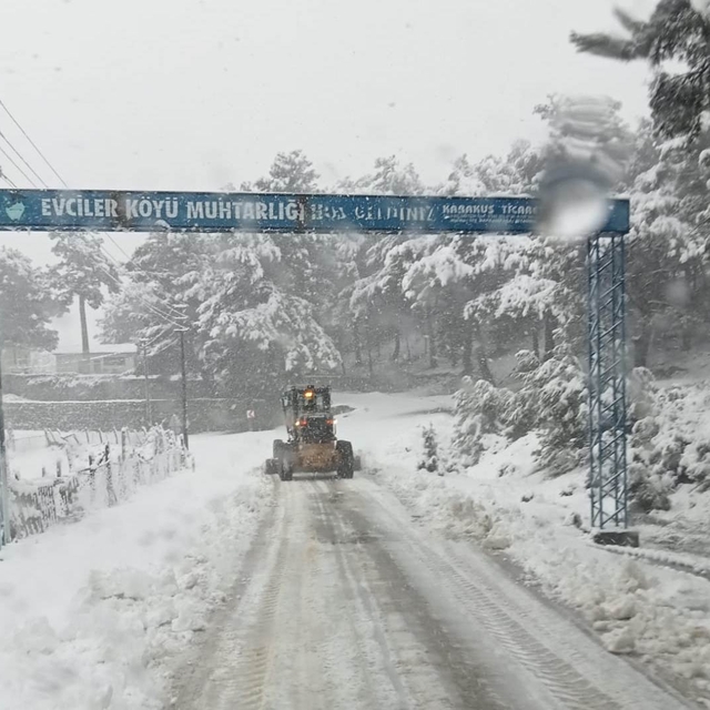 Çanakkale'de karla mücadele çalışmaları devam ediyor