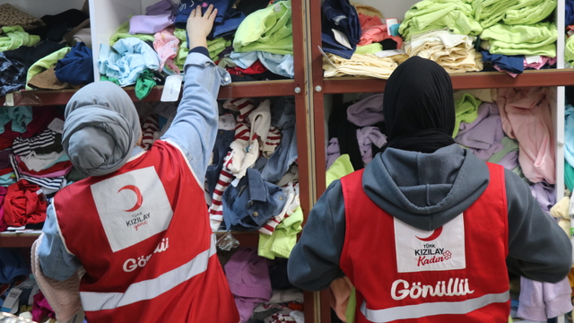 Siirt'e gelen depremzede 1074 ailenin giyim ihtiyacı Türk Kızılay tarafından karşılandı