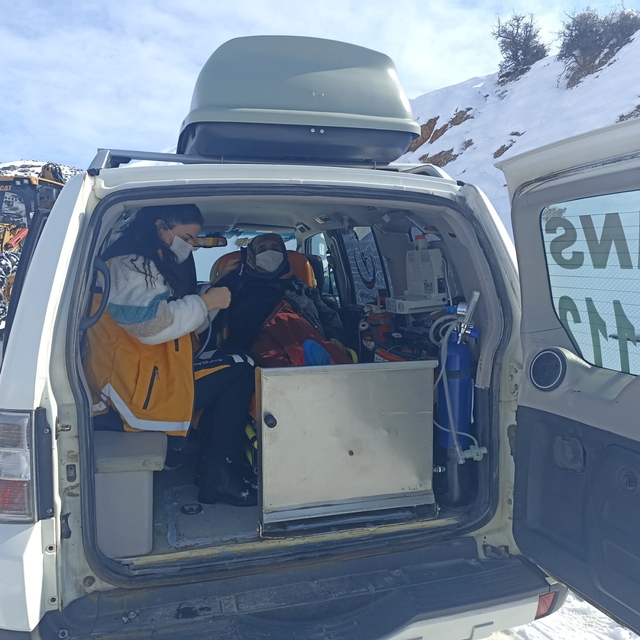 Batman'da kardan yolu kapanan köydeki hasta hastaneye yetiştirildi