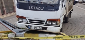 Ödemiş'te seyir halindeki kamyonetin sürücüsü kalp krizi geçirdi