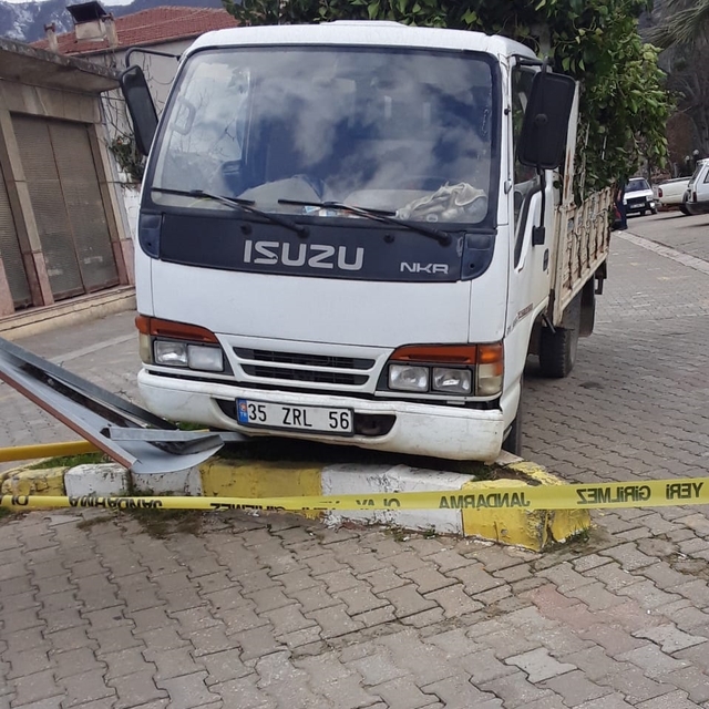Ödemiş'te seyir halindeki kamyonetin sürücüsü kalp krizi geçirdi